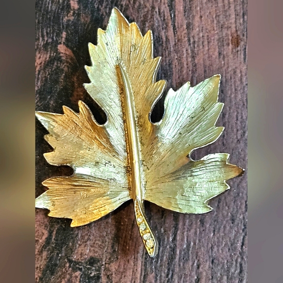Vintage Gold Tone Maple Leaf Brooch With Rhinestones - Picture 5 of 12
